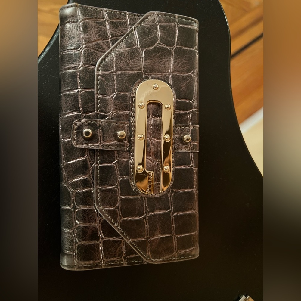 Guess wallet.No tag. Used handful of times. Good as new with many compartments.